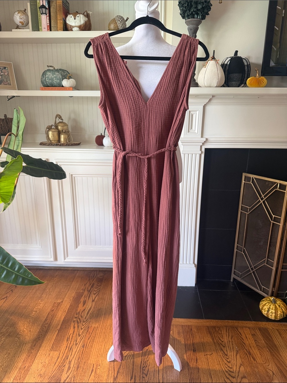 Universal Thread Sleeveless V-Neck jumpsuit sz. S